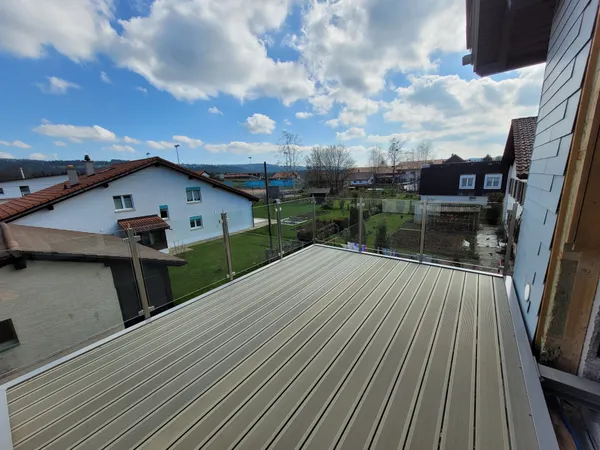 Terrasse surélevé avec barrière en verre - 1