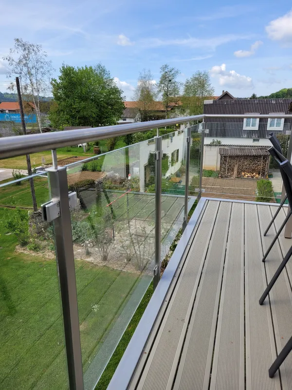 Terrasse surélevé avec barrière en verre - 3