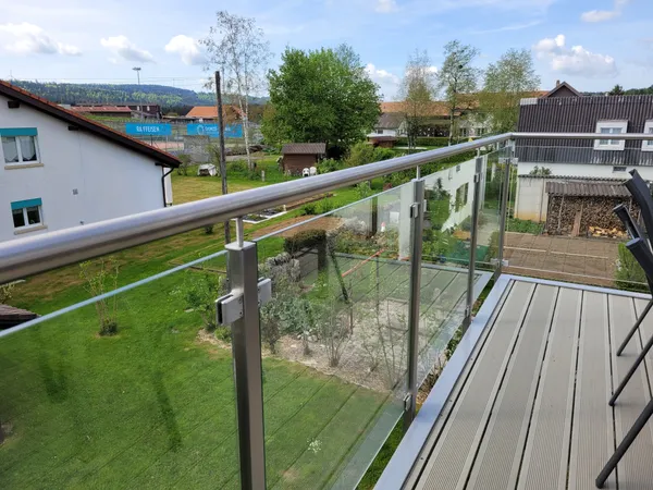 Terrasse surélevé avec barrière en verre - 3